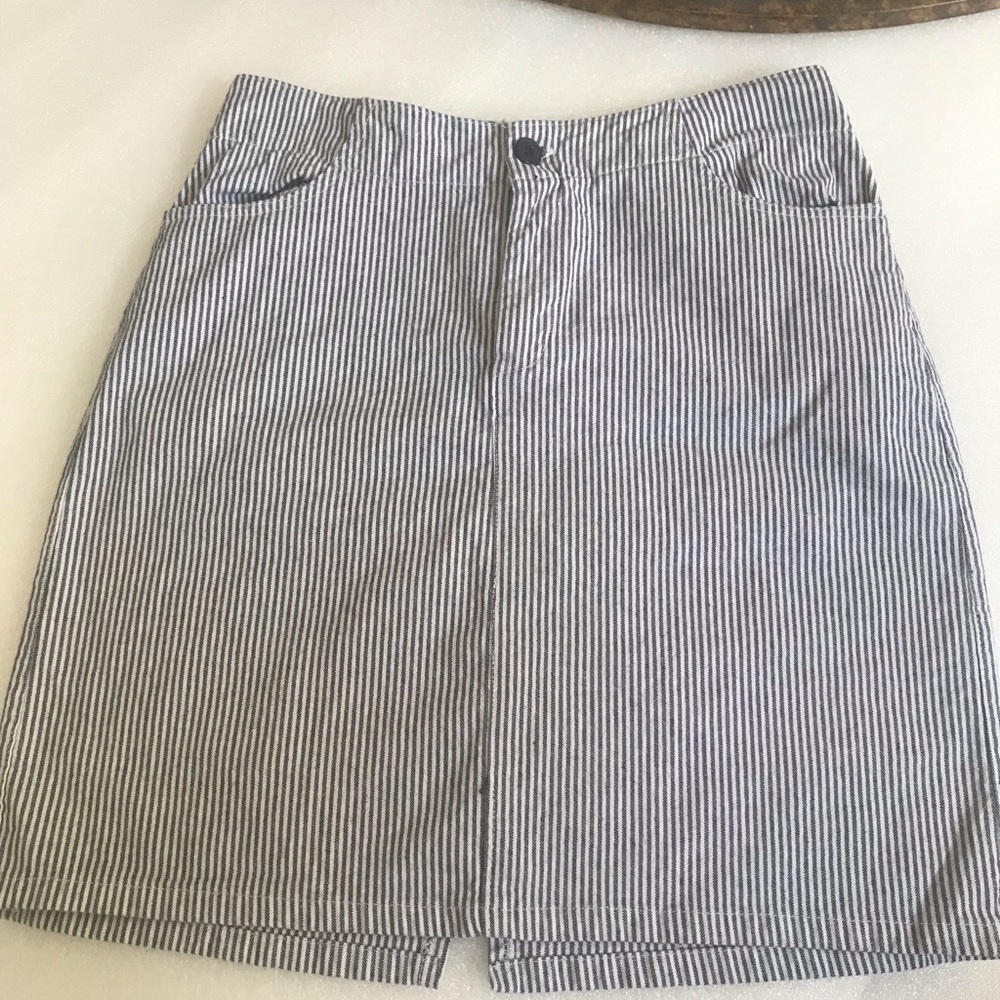 Pinstripe Brandy Melville skirt 😇